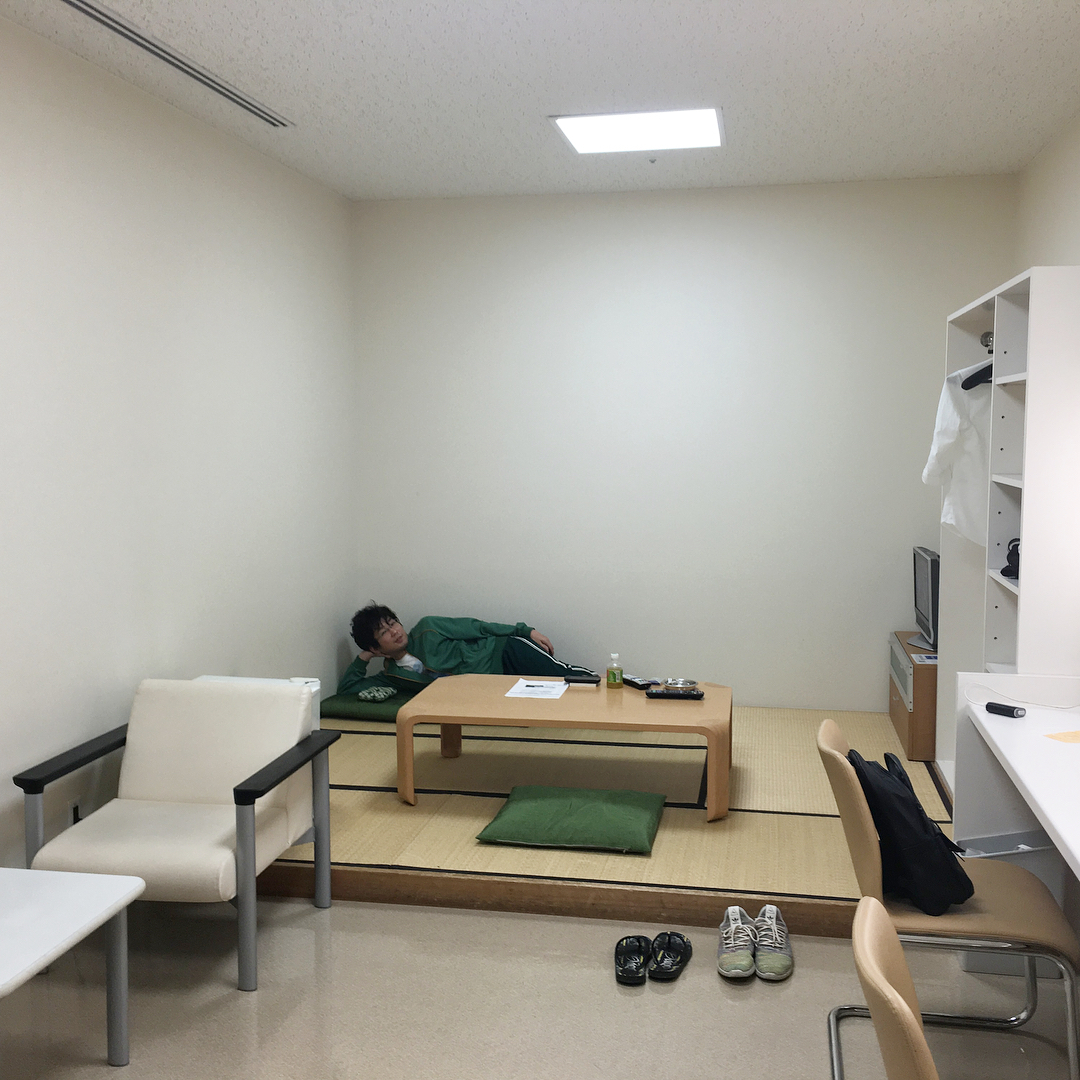 Tokaitv Mirror Twins ミラー ツインズ こっそり 山崎さんの楽屋をのぞいてみると ええええっ ぜんぶ緑っ ちなみにミニ枕 は山崎さんの私物です おくつろぎ中失礼しました 何もしなくても面白 Media Wacoca Japan People Life Style
