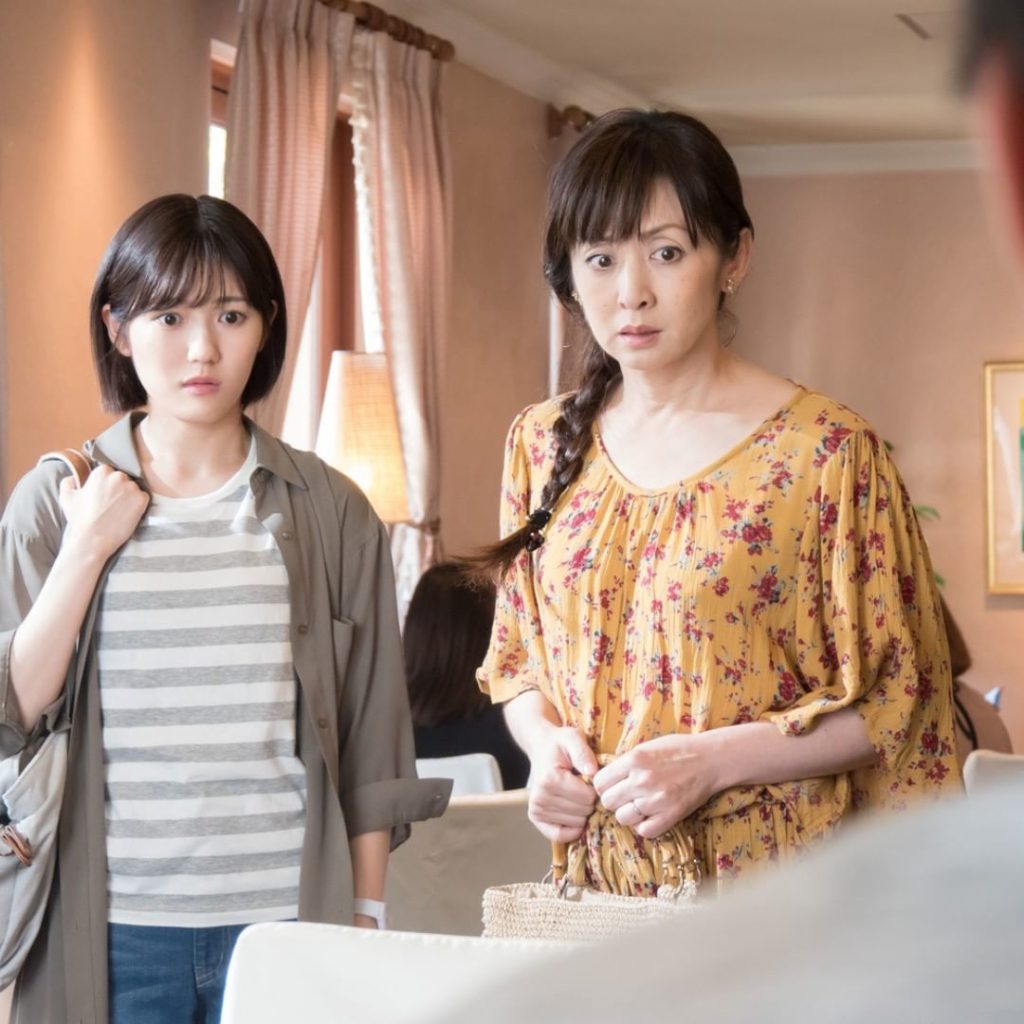 無事に劇団に戻れた記念に、と由布子に外食に誘われるひかり。「いつ以来だろう。お母さんとこんな風に出かけるの」幸せだったころを思い出し、母の気持ちを嬉しく思うひか...