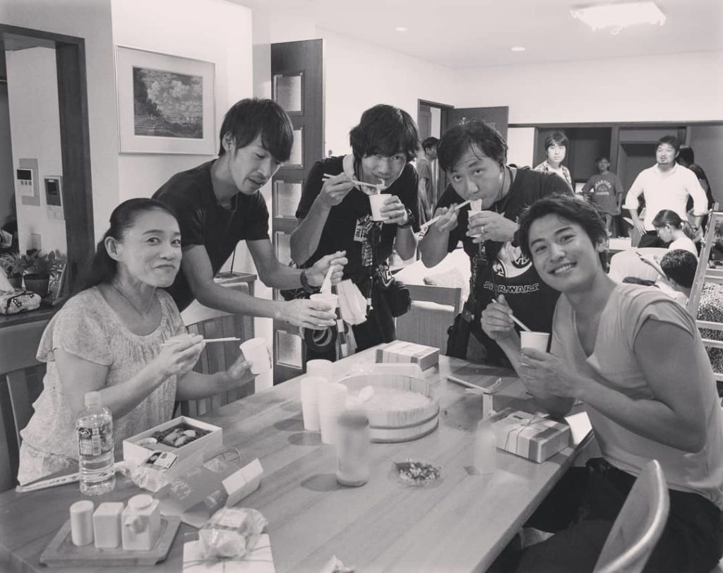 食事のシーンで出てきたそうめんをスタッフと一緒につるり。

#いつ雨
#堀井新太
#谷川清美
#インスタ
#instagram
#東海テレビ
#フジテレビ
#土...