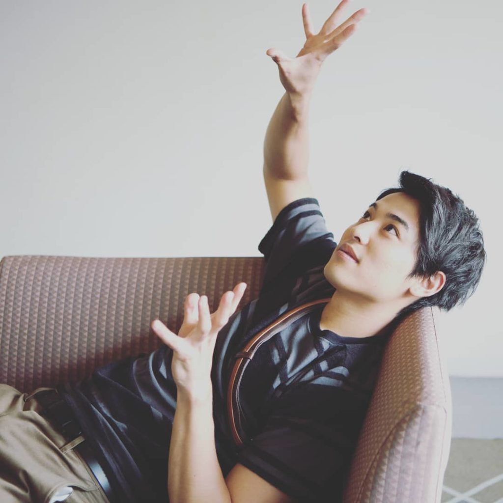 #堀井くんが考えたポーズ4連チャン
#寝てみた
#寝てみた
#古畑任三郎？
#元気玉？
#いつP
#土ドラ
#東海テレビ 
#土曜の夜にヤバいやつやっている...