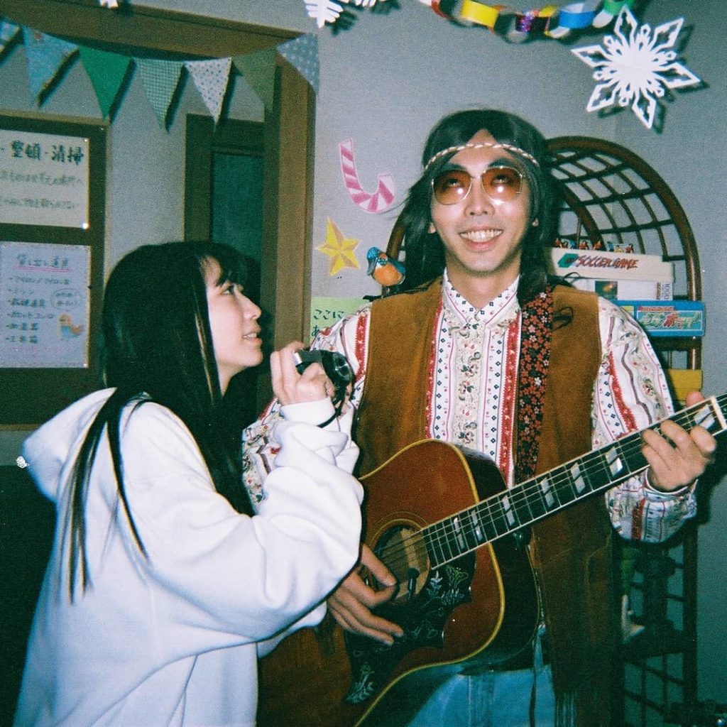 ヒッピー風、川端弁護士を撮る由夏

ここで撮っている写真を#岡本夏美 #natsufilm でご覧いただけるようですよ さくらの親子丼2のハチドリメンバーみんな...