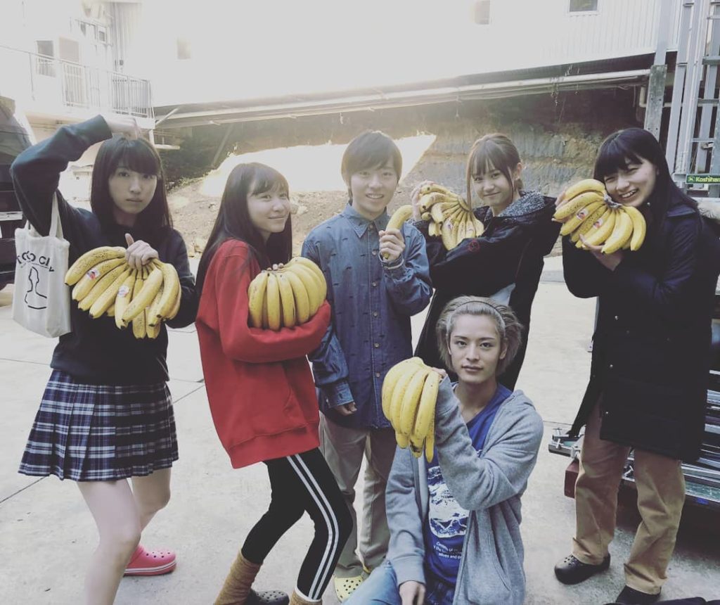 撮影の合間の栄養補給

バナナバナナバナナ

みんなでバナナ持ってるだけで
なんだか愛らしいですよね

現場にバナナって、間違いないやつです。

#真矢ミキ#柄...