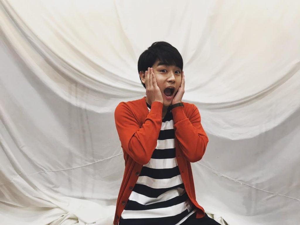 ‪_‬
‪ポスター撮りオフショットシリーズ、‬
‪来栖泰斗役、泉澤さん！‬
‪やる気ゼロ、辞めたがりの新人を演じます。‬
‪オチャメなポーズの泉澤さんをパシャリ...