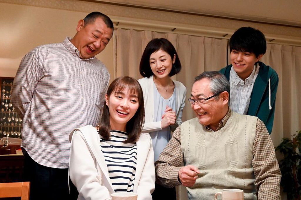#向かいのバズる家族
今夜１１時５９分からいよいよスタートです︎ そして今日は、出演者の皆さんに電波ジャックをしていただきます！

まずは…
#スッキリ の「ク...