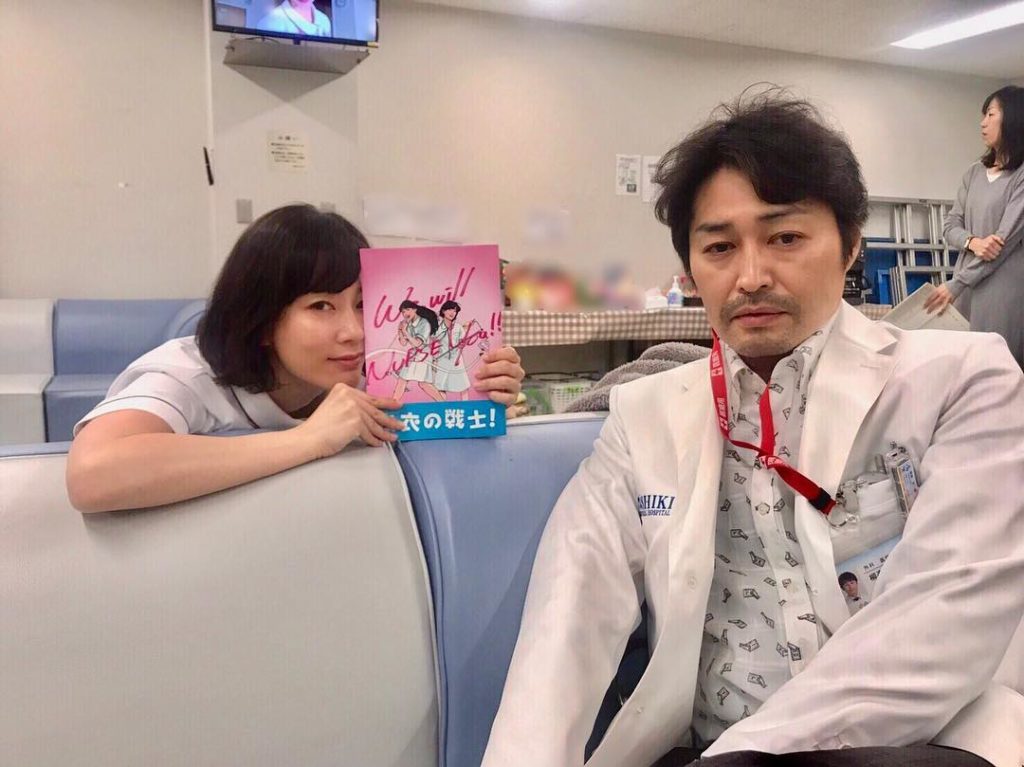 スタジオ前の控え室にて﻿
小休憩中、ひとり物思いにふける安田さんと、背後からひょっこり覗き見する水川さん(笑)﻿
﻿
#夏美看護師は見た﻿
#オフモードの柳楽先...
