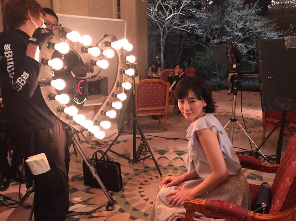 ‪第1話の舞台裏﻿
夏美のお見合いシーンに登場したハートの演出、いかがでしたか？水川さんも田中さんも、スタッフが準備したハート型の照明に興味津々なご様子でした。...