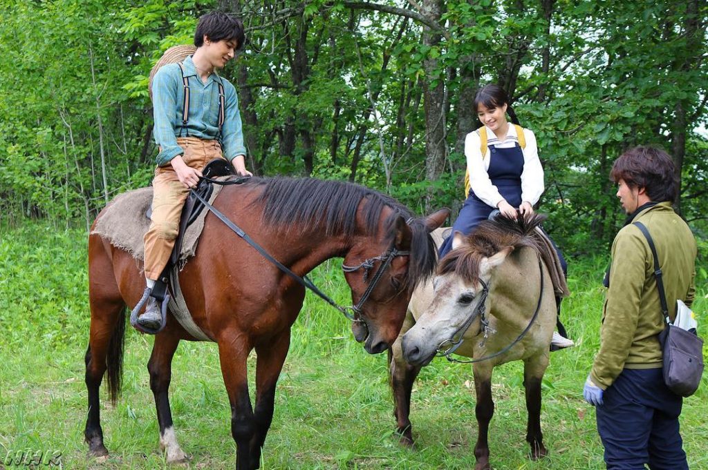 広瀬すずさんと吉沢亮さんが馬で並走するシーン。2人ともスピードを合わせて上手に乗りこなしていました♪休憩中に自分が乗る馬に手をふる吉沢さんの姿も。馬も吉沢さんの...