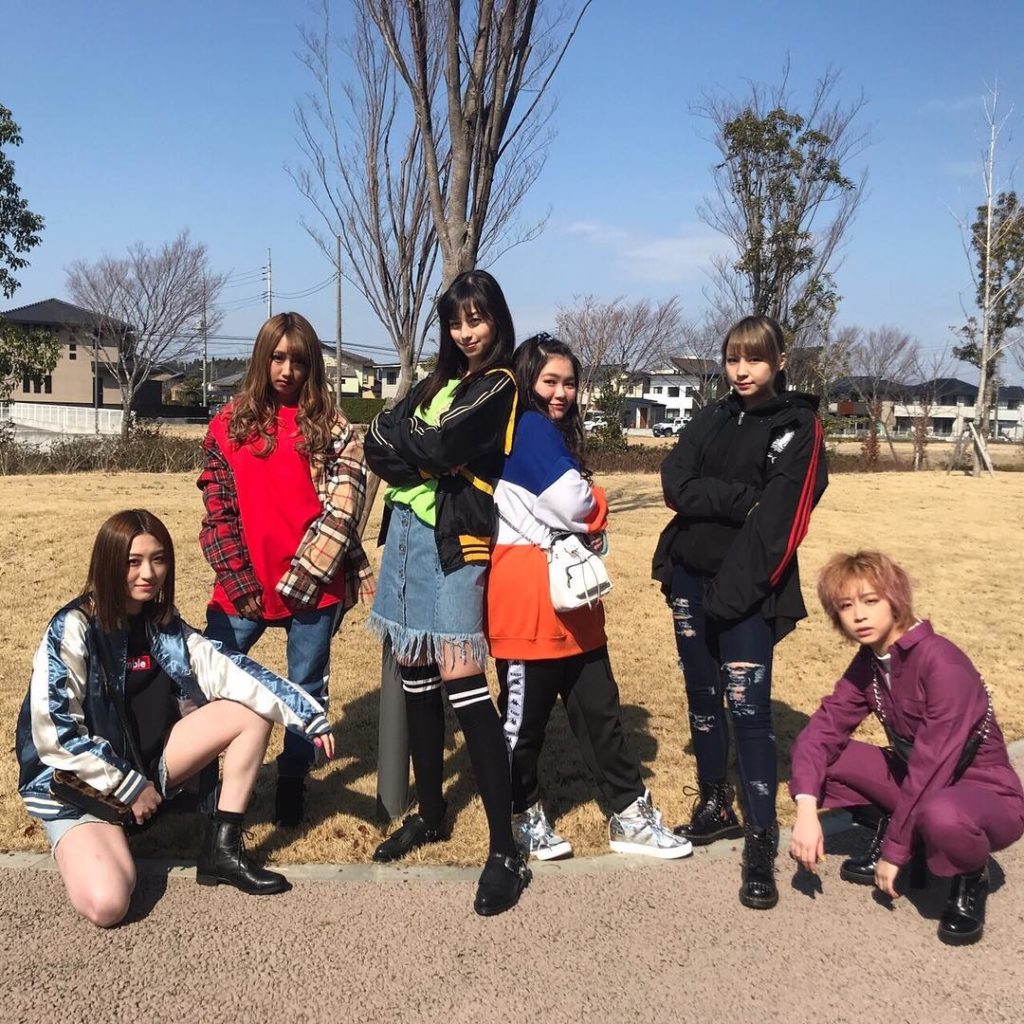 はるかとゆかいな“元ヤン”仲間たち。‬ロケの合間に、みんなで記念撮影しました‪「久しぶりに中条あやみ姉さんとご一緒して、想像以上にテンションの上がる撮影でした」...