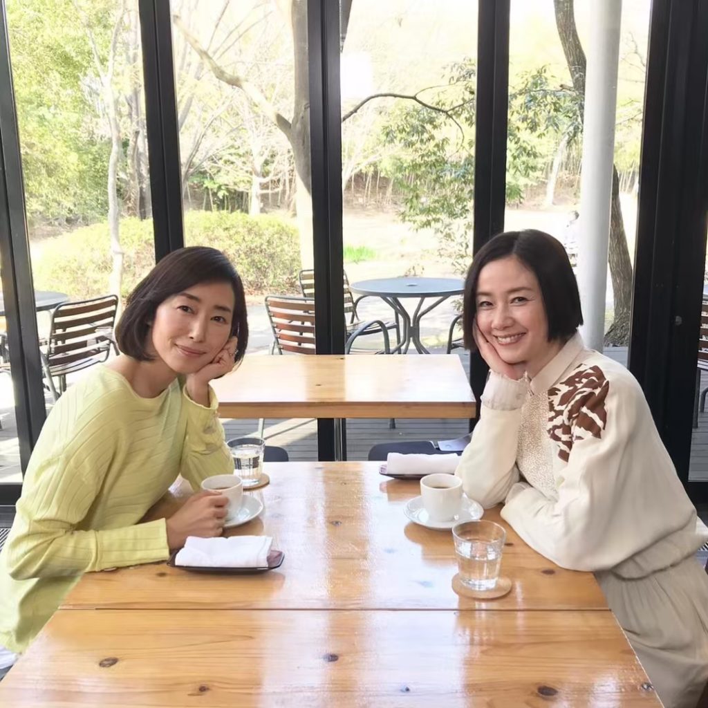 ・
原田さん、木村さんロケ中のオフショット写真
・
#原田知世
#木村多江
#あぁ
#素敵だなぁと
#思わず声がもれてしまう件
#あなたの番です
#あな番
#第...