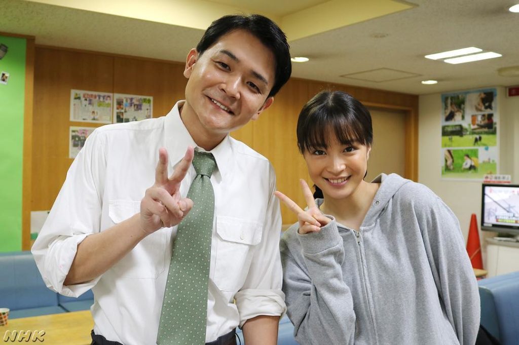 なつの担任・太田先生役は千鳥・ノブさん！休憩スペースで広瀬すずさんと撮影をしていたら、「私も〜」と、富田望生さんと山田裕貴さんが次々と乱入。人気者のノブさん♪
...