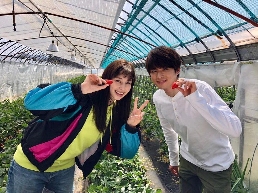 第3話の舞台裏﻿﻿
もぎたてのいちごを持って、はいチーズロケ先のいちご園で撮りました撮影の合間、いちごのあま〜い香りに思わず笑みがこぼれる中条さん﻿﻿
#はるか...