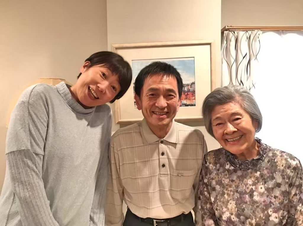 ・
そして、只今より #hulu オリジナルストーリー「 #扉の向こう 」配信
今夜開くのはこちらの扉
・
#峯村リエ
#徳井優
#大方斐紗子
#仲良し家族
#...