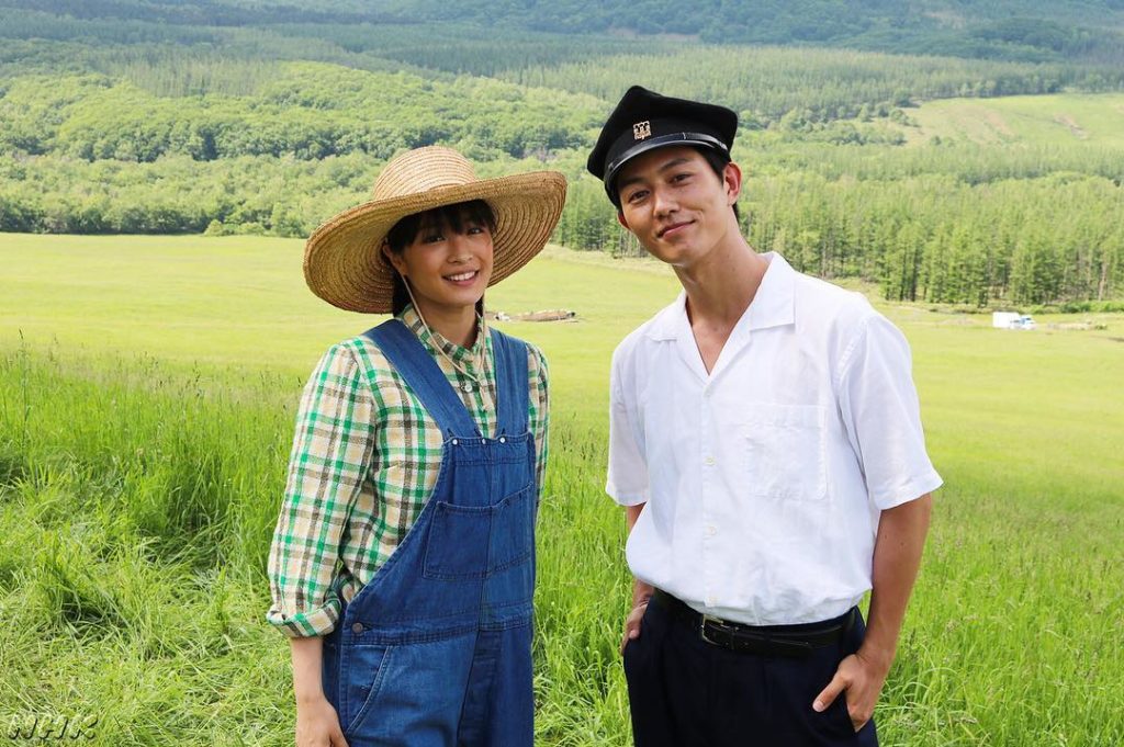 久しぶりになつと信哉が会うシーンは、昨年6月の北海道ロケで撮影したもの。再会を祝して丘の上でパチリ。
⠀⠀
#朝ドラ #なつぞら #広瀬すず #工藤阿須加
#北...
