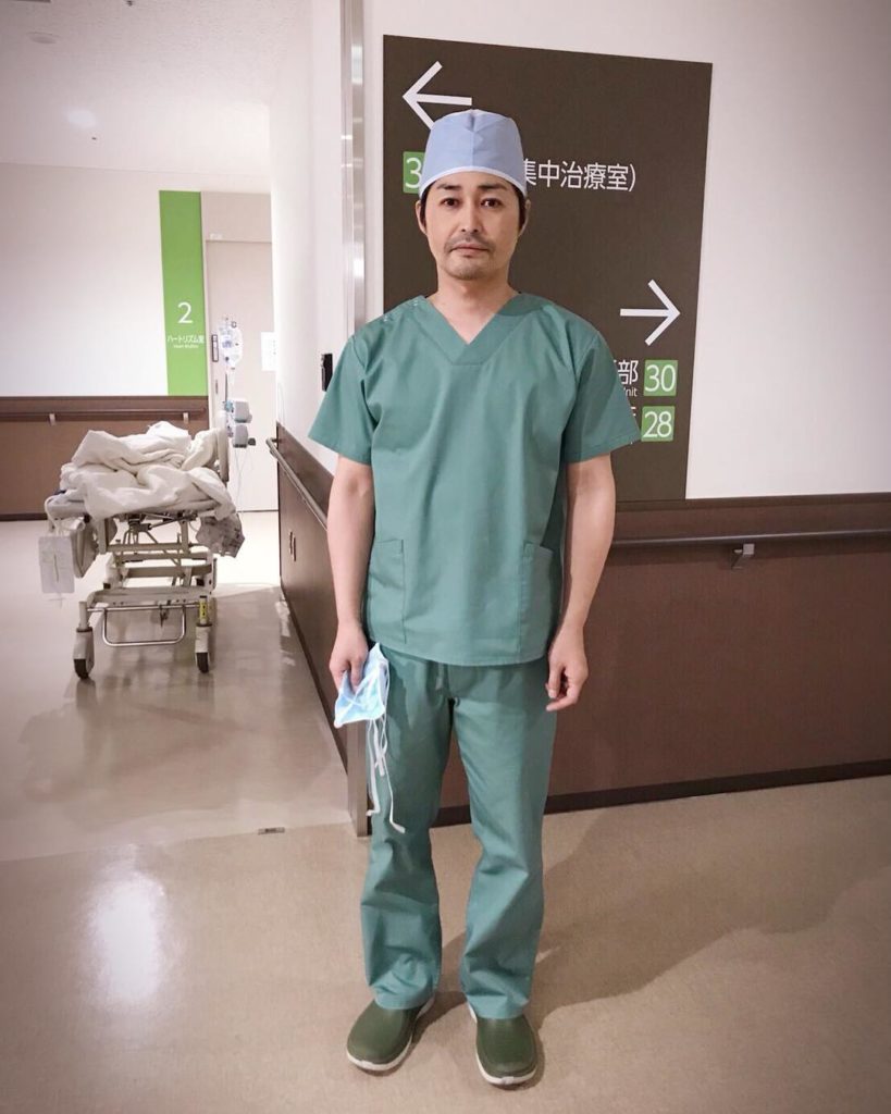 手術着姿の柳楽先生(#安田顕)。白衣を着ている時とは、また雰囲気が違ってステキですね﻿
#昔はナースにモテモテ？﻿
#四季総合病院のアランドロン﻿
#今は奥さん...