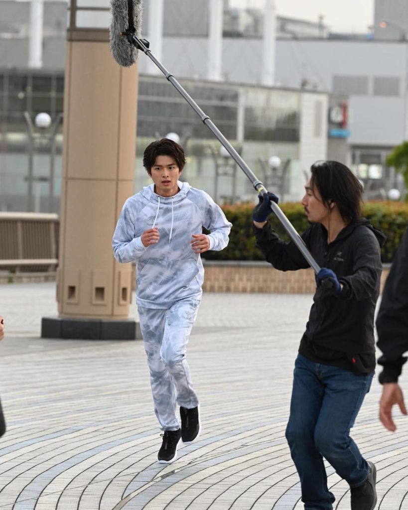 走る涼太の撮影シーン︎
かっこよい…！格好がとてもよいです！！
音声さん、ガンバッ！！ #向かいのバズる家族
#白洲迅 #撮影も終盤戦...