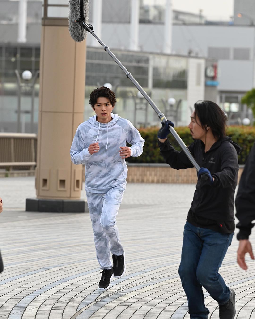 Ytv Mukabuzz 向かいのバズる家族 走る涼太の撮影シーン かっこよい 格好がとてもよいです 音声さん ガンバッ 向かいのバズる家族 白洲迅 撮影も終盤戦 Media Wacoca Japan People Life Style Ytv Mukabuzz 向かいのバズる家族 走る涼太の撮影シーン かっこよい 格好がとてもよいです 音声さん ガンバッ 向かいのバズる家族 白洲迅 撮影も終盤戦 Media Wacoca Japan People Life Style
