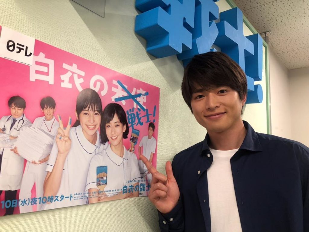 今夜放送第3話﻿
加奈の息子・太一を演じる #白洲迅 さん。収録の合間、ドラマのポスターの前で記念撮影しました﻿
#ワケあり息子﻿
#母との間に何があった？﻿
...