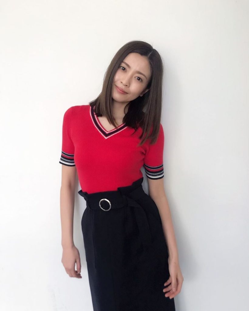 ‪第4話の舞台裏‬﻿
“通勤”ファッションチェック﻿
#片瀬那奈さん as 真由﻿
Vネックとタイトなシルエットが…So Sexy〜﻿
#主任にしか着こなせない...