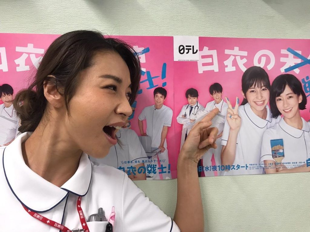 今夜放送第4話﻿
指導係をしている貴子(#鈴木紗理奈)さんが、新人ナースマンの斎藤(#小瀧望)くんに熱血指導中？﻿
#ポスターの小瀧さんを指差して﻿
#かわいい...