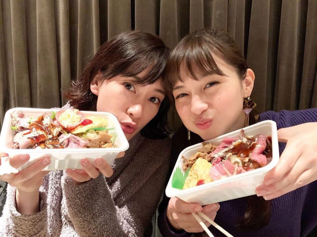 ‪ある日の撮影現場より‬
休憩中、一緒にお弁当を食べていた中条さんと水川さんおいしそうなお弁当の中身も見せてくれました
#ロケの日のお弁当
#仲良く一緒に
#も...