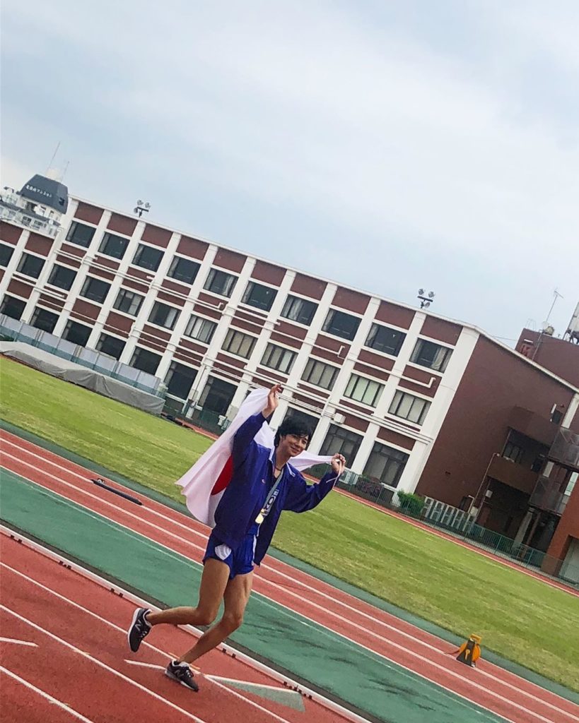 日本代表選手野桐俊
.
日の丸掲げてトラックを走ったりもしました
.
これは映像ではなく
劇中の写真にしか出てこないので、
探してみてください
.
#インハンド...