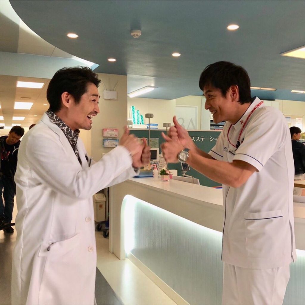 ‪6話のラスト、師長(#沢村一樹)の心配事が大丈夫になったと知り「あ〜それはよかった」とポーズをして喜んでいた柳楽先生(#安田顕)。あのシーンの撮影後、2人でも...