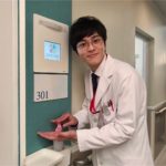 ‪今夜放送第6話‬
勤務中の高木先生(#三宅亮輔)を発見〜今日も患者さんのために一生懸命働いています病室の前で、手をしっかり除菌中。
#皆さんも
#手洗いうがい...