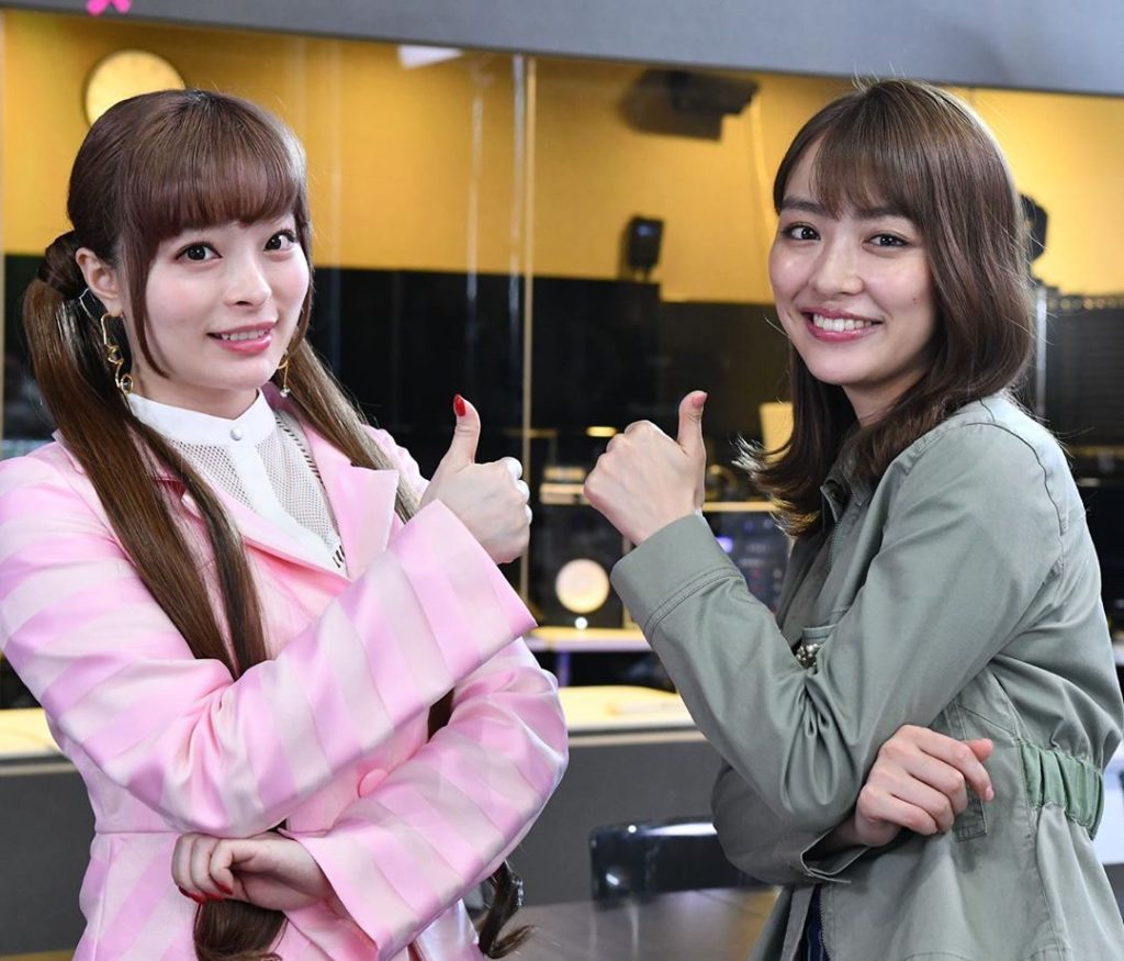 きゃりーちゃんとだーりお！
「 #きみがいいねくれたら 」ポーズ！

きみにいいねあげる！！あげます！！ #向かいのバズる家族
#内田理央  #だーりお 
#き...
