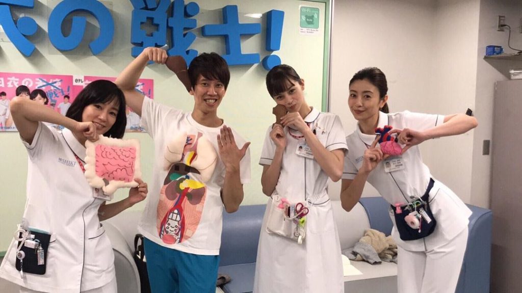 ‪しゅんPさんの内蔵Tシャツから、内臓外して遊ぶ皆さん(笑)‬。胃を持って「胃が痛イ」と中条さん、腸を持って「チョーチョーチョー」と水川さん、心臓を持って「ドッ...