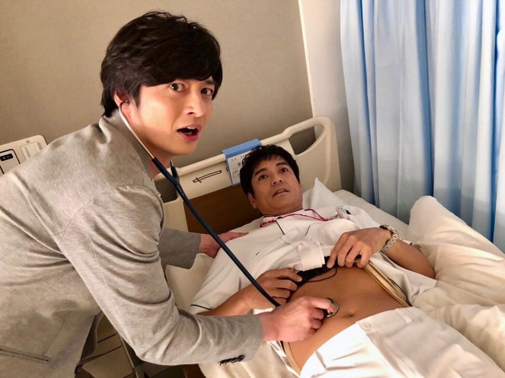 ‪第6話の舞台裏‬
里中(#田中幸太朗)さんが師長(#沢村一樹)を診察
2ショット写真をお願いしたら「立場逆転した写真を撮ろう」と沢村さんと田中さん。患者になり...