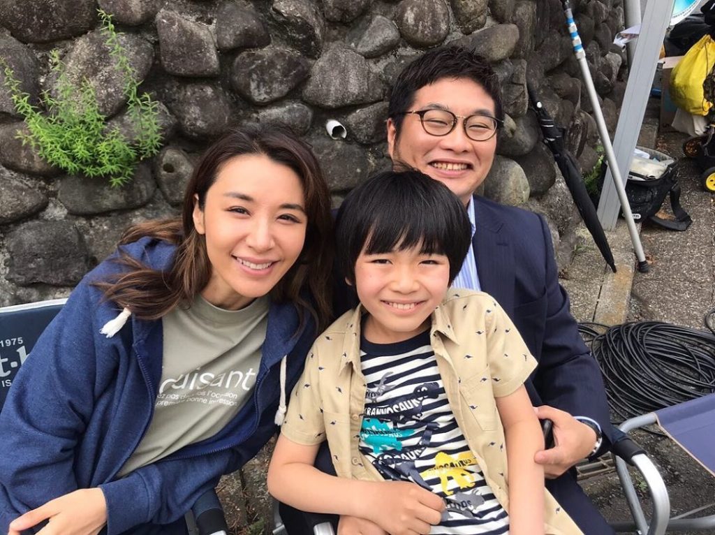 ‪今夜放送第7話‬
貴子(#鈴木紗理奈)と佑輔(#五十嵐陽向)、貴子の元夫・一ノ瀬(#松尾諭)のオフショットロケの合間に撮りました。父親役の松尾さんの膝に乗る陽...