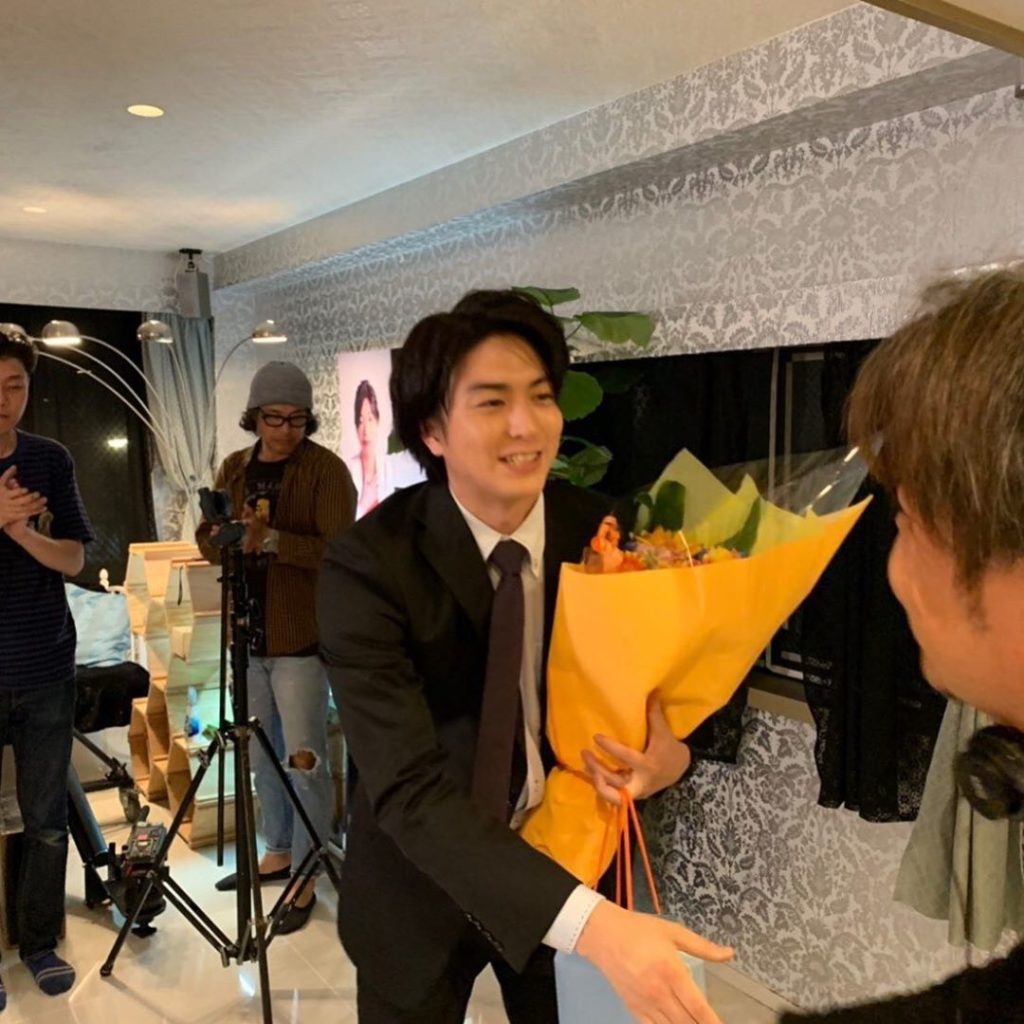 今夜の #緊急取調室 に登場する #稲葉友 さん #宝石販売会社 の若手イケメン社員を演じます写真はクランクアップの瞬間監督と握手

こんな #イケメン が接客...