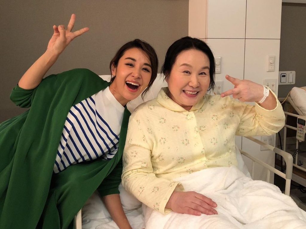 ‪今夜放送第7話‬
母と娘親子でピーース
貴子(#鈴木紗理奈)の母・昌子(#大島蓉子)が階段から落ちてケガをしてしまい入院することに。。。
#似た者親子
#お母...