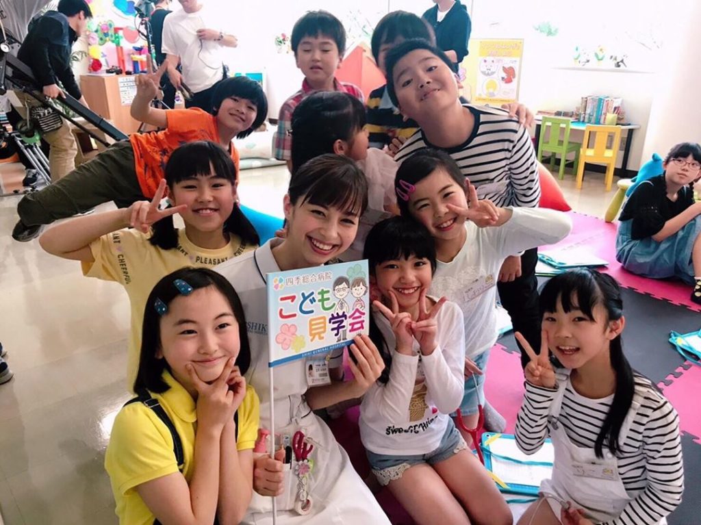 ‪第7話の舞台裏‬
こども見学会シーンの撮影中、中条さんが「みんな一緒に撮るよ〜」と声をかけて記念撮影をすることに「先生になった気分」と、とても楽しそうな中条さ...