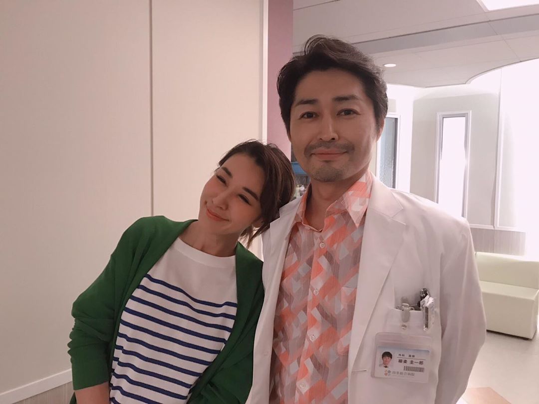 白衣の戦士 柳楽先生 安田顕 と貴子 鈴木紗理奈 さんのオフショットを7話では 息子のことで無理をし過ぎていた貴子を気にかけ労ったりと 柳楽先生の優しい人柄を垣間見るこ Media Wacoca Japan People Life Style 白衣の戦士 柳楽先生 安田顕 と貴子 鈴木紗理奈 さんのオフショットを7話では 息子のことで無理をし過ぎていた貴子を気にかけ労ったりと 柳楽先生の優しい人柄を垣間見るこ Media Wacoca Japan People Life Style