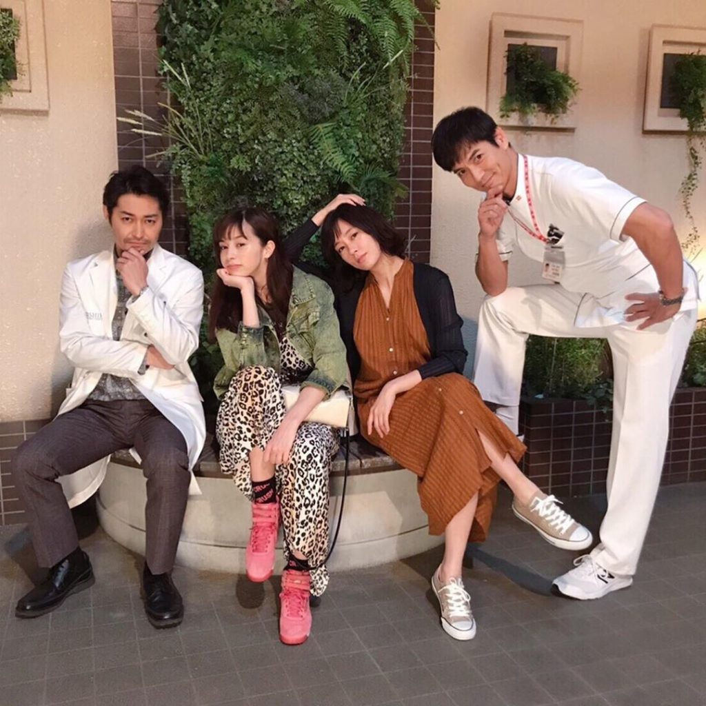 第8話の撮影現場より
収録の合間、クールにポーズをキメて撮りました
#2枚目の沢村さんにご注目
#なぜかちょこんと座ってます笑
#中条あやみ #水川あさみ
#安...