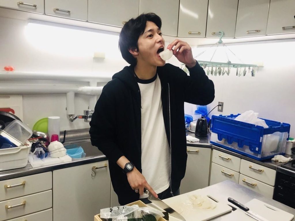 ‪先日、高木先生こと #三宅亮輔 さんが、実家のお漬物屋さんの漬物を現場に差し入れしてくださいました。‬とてもおいしくて、キャスト、スタッフに大好評でした
#実...