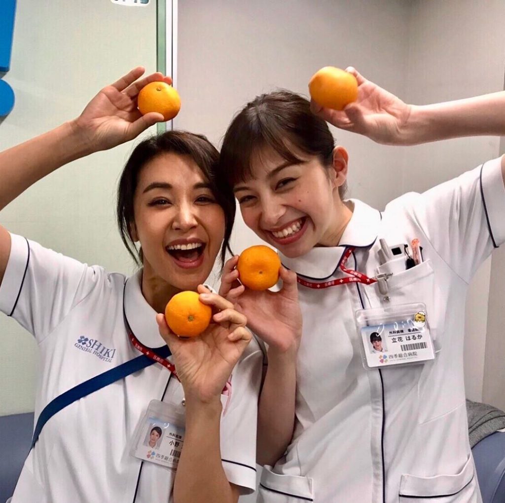 楽屋にみかんの差し入れが‬
‪撮影の合間、おいしそうなみかんを持って、はしゃぐ関西人のお二方(笑)。‬
‪#ビタミンCを摂取して‬
‪#テンアゲ〜︎
‪#中条あ...
