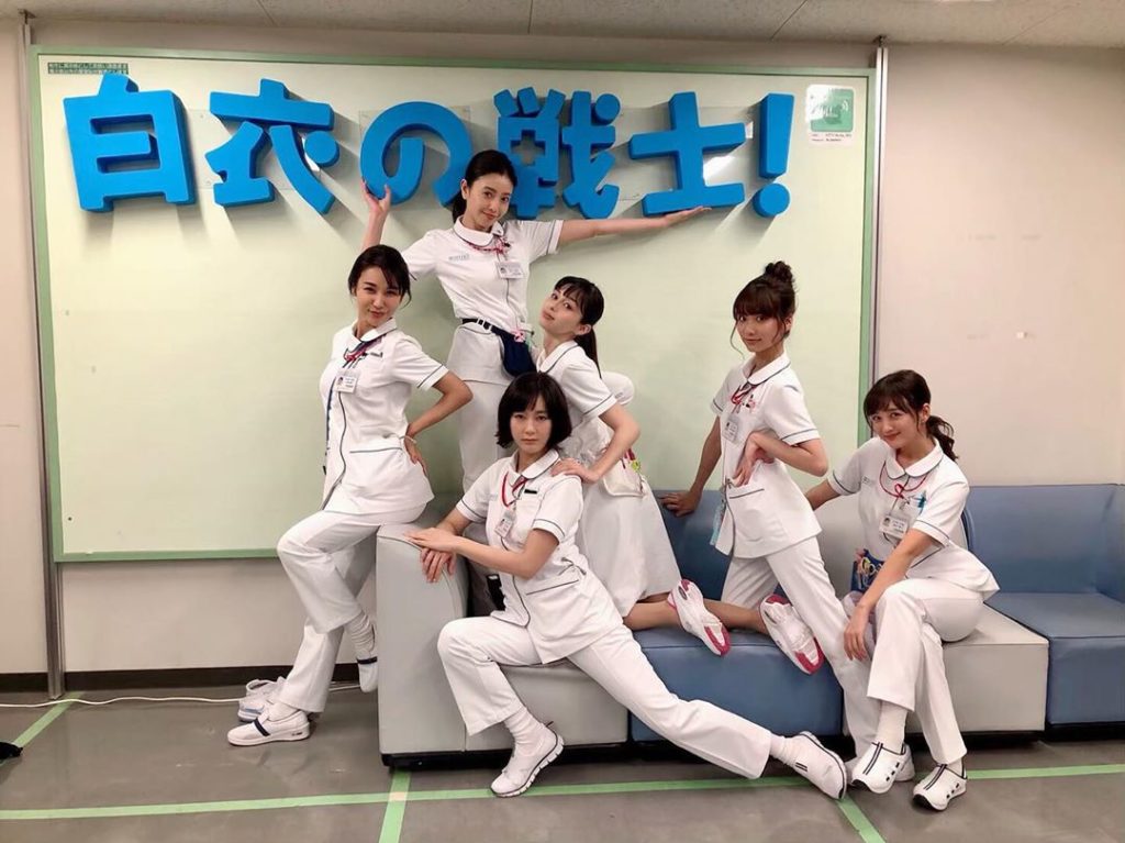 ‪#白衣の戦士！‬
最終話まで、#あと24時間
この写真は、第1話の撮影中に撮りましたオフショットをお願いすると、自らソファを動かしてカメラのアングルまで気にし...