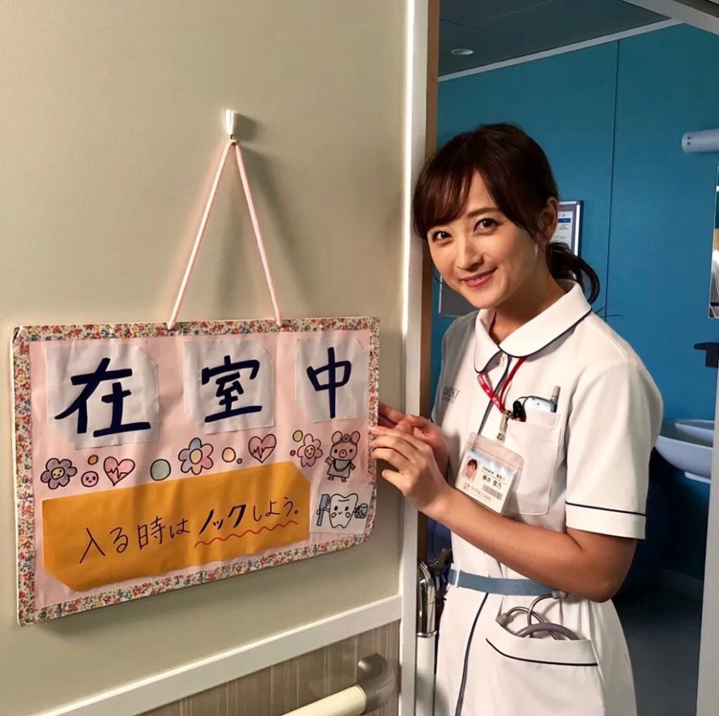 ‪蔵出しオフショット‬
看護師の雪乃( #小松彩夏)が、四季総合病院の職員たちが使っている仮眠室を紹介してくれました
第7話で、過労で倒れた貴子(#鈴木紗理奈)...