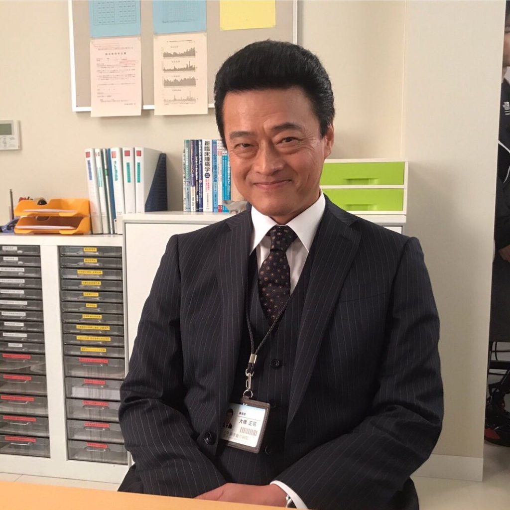‪今夜放送最終回のゲストをご紹介‬
四季総合病院の事務長・大橋を演じる #神保悟志 さん。
院長の紹介で入院中の都議会議員・五十嵐(#東幹久)を、はるか(#中条...