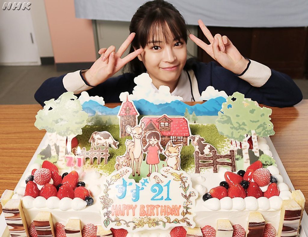 先日、ヒロイン・広瀬すずさんが21歳の誕生日を迎えました。よっちゃん役の富田望生さんが駆け付けたり、広瀬さんが書いた絵をプリントしたTシャツをスタッフが着たり、...