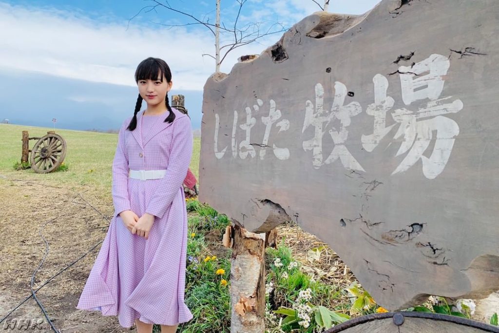 待ちに待ったなつと咲太郎の妹・千遥役は清原果耶さん。今年4月に北海道ロケに行った清原さん。訪れたしばた牧場の入口で記念写真。
⠀⠀
#朝ドラ #なつぞら #清原...