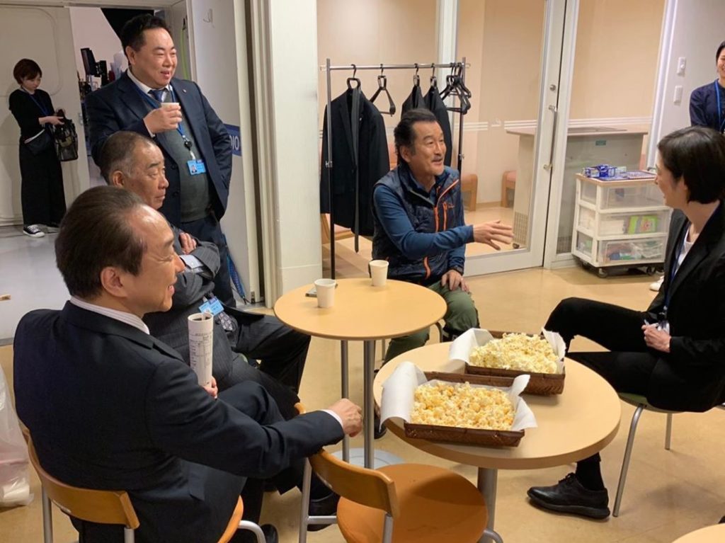 #ポップコーン を囲む #キントリ の面々 #天海祐希 さんは、色々な作品で大活躍中の #吉田鋼太郎 さんの体調を気遣っていました #緊急取調室 #キントリ
#...