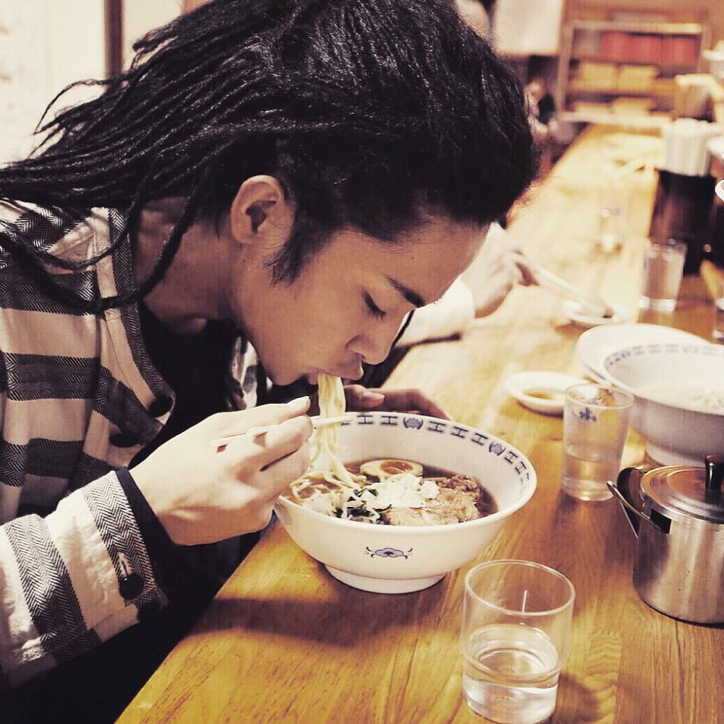 麺みたい頭して麺すすりよる笑

#テッツ
#グレートチキン軒
#山王街
#hl_sword...