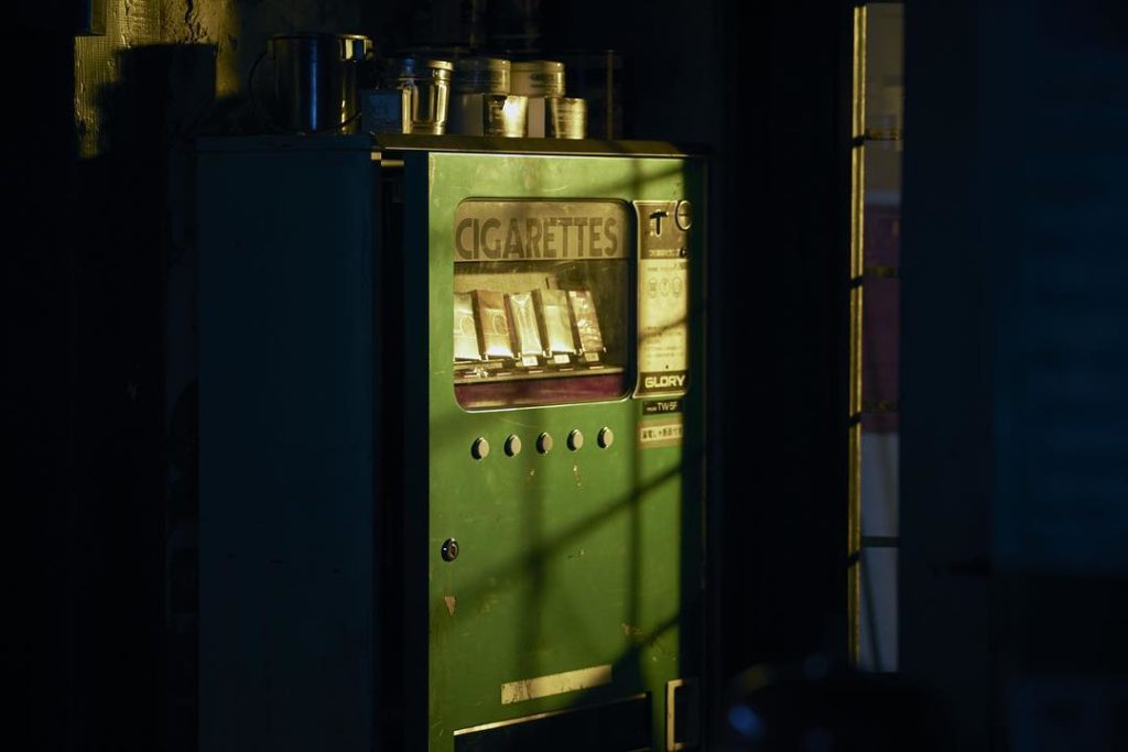 洒落てる自販機...