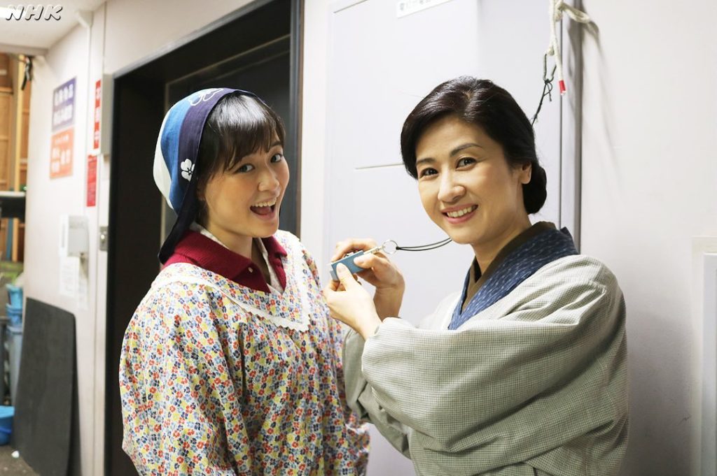 「仲良くやってまーす」と天陽の母役・小林綾子さん。天陽の妻・靖枝役の大原櫻子さんとスタジオ前でオフショット♪
⠀⠀
#朝ドラ #なつぞら #小林綾子 #大原櫻子...