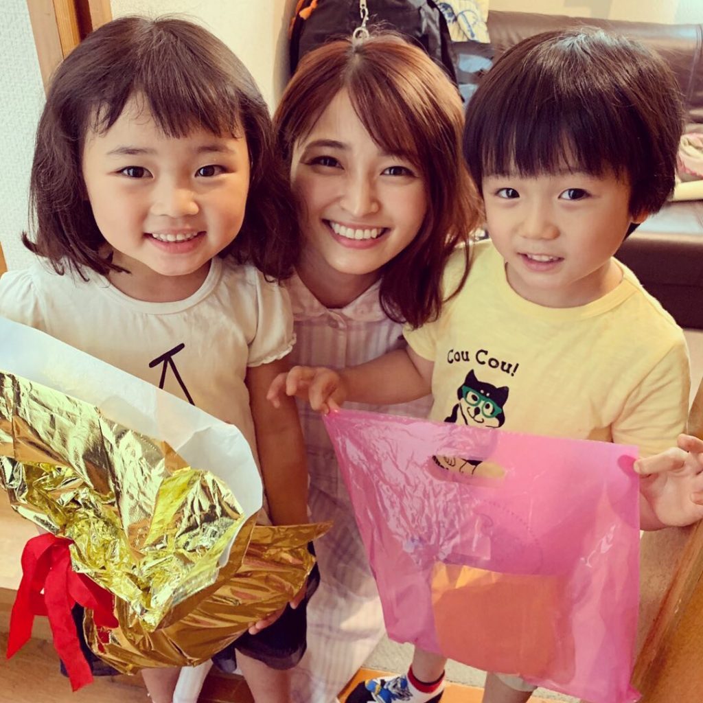 先日お誕生日を迎えられた茜ママこと岡本玲さんに、双子役のふたりからプレゼント かわいい双子役は
#池谷美音 ちゃんと #森優理斗 くん
いつも撮影現場を和ませて...