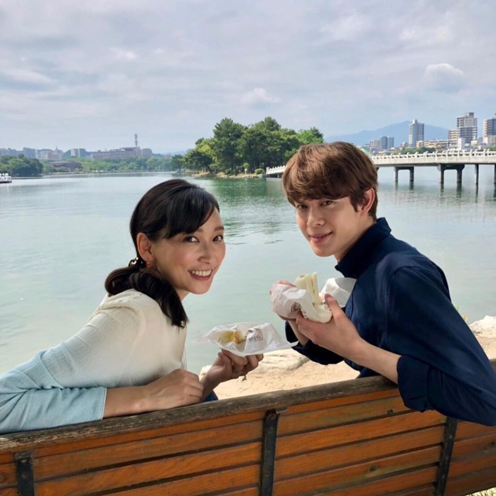 朝、公園のベンチで、テイクアウトの卵サンドを食べる鐘子(#杏)と丈(#宮沢氷魚)。
杏さんと宮沢さんの福岡ロケ初日、一番最初にこのシーンを撮影しました。早朝から...