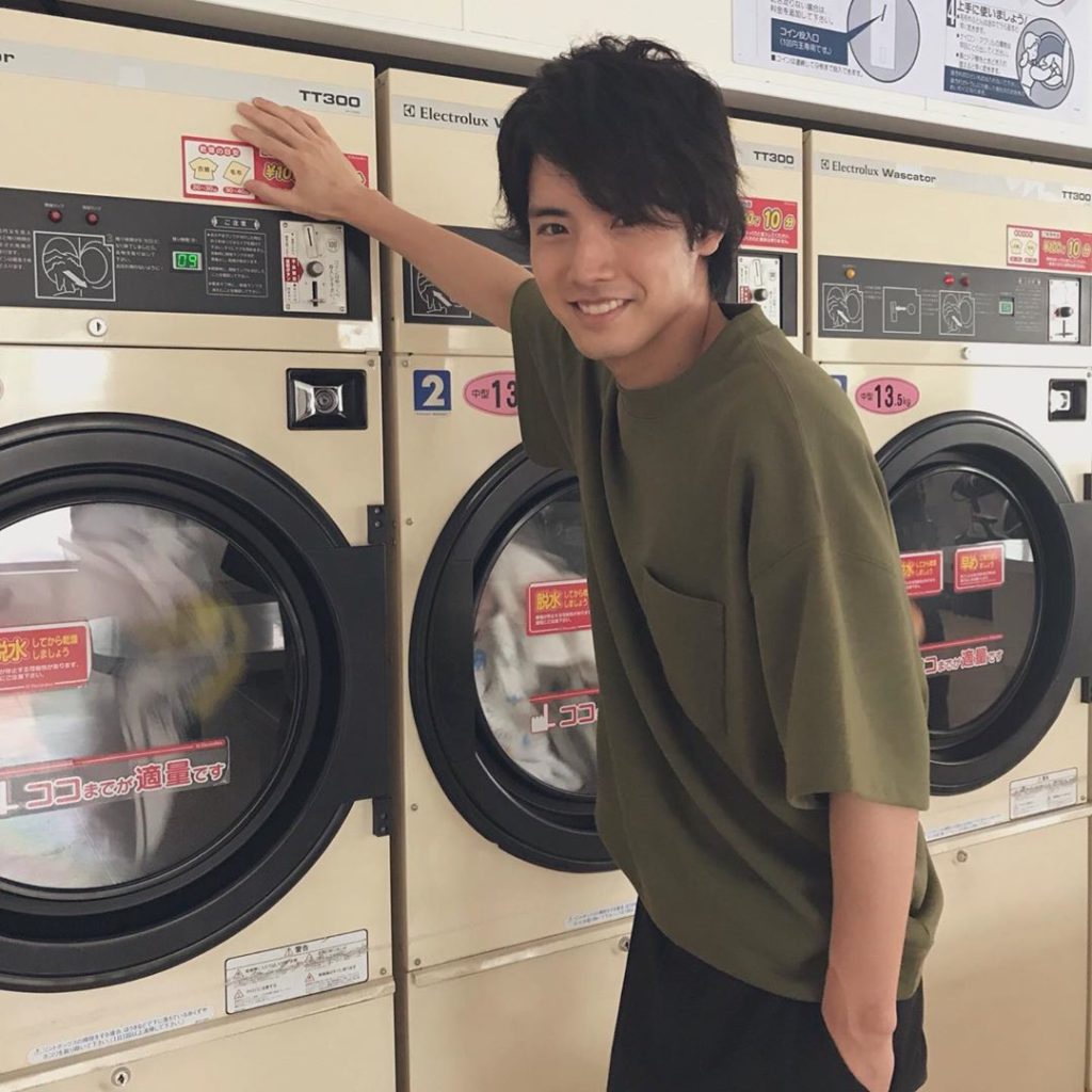 ‪シェアハウスの雑用係・松田秀明@行きつけのコインランドリー‬ ‪先週放送の4話撮影時のオフショットですが、どのシーンかわかりますか⁇‬ ‪#本編とは全くテンシ...